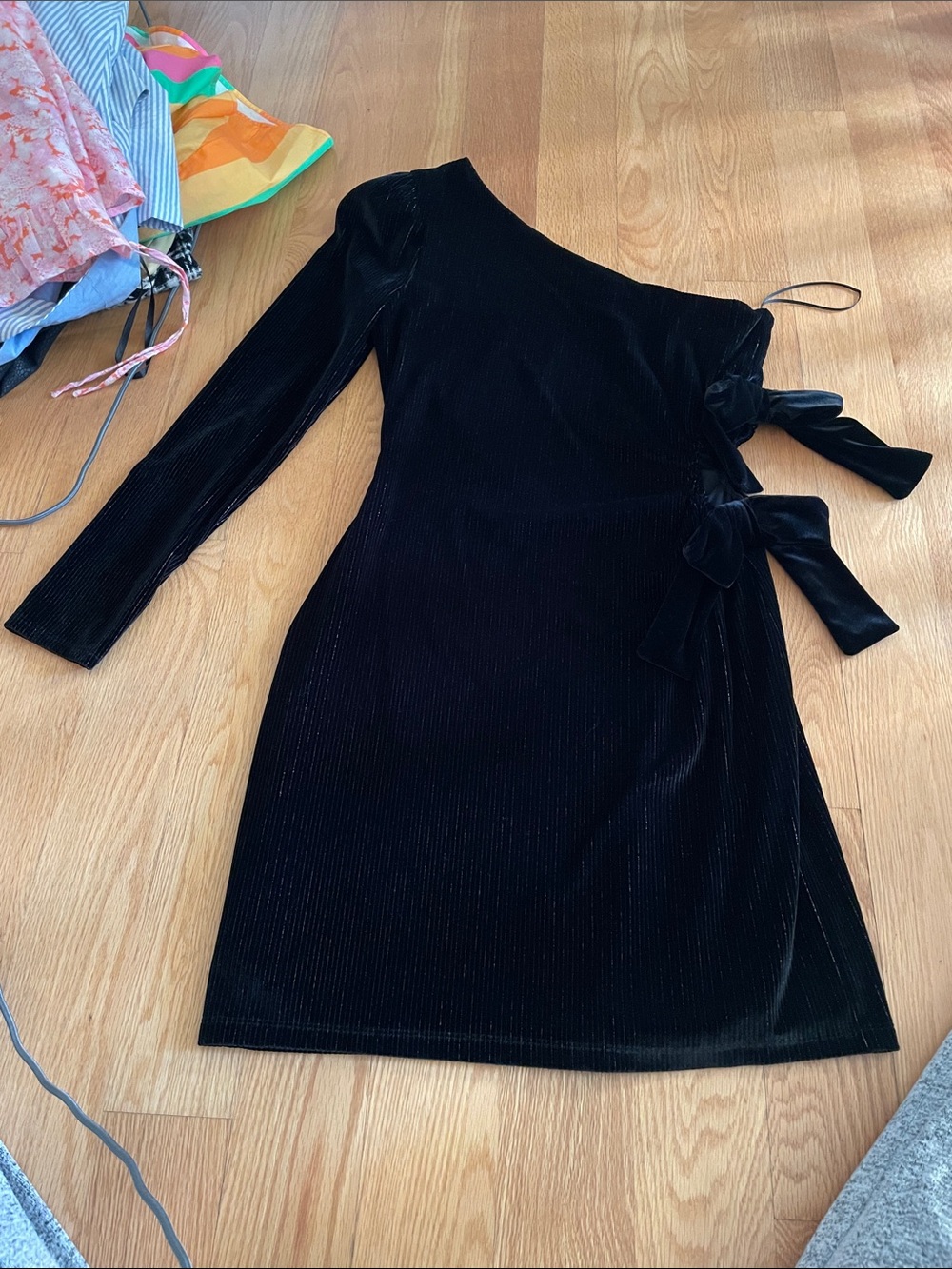 Wayf Black One-Shoulder Velvet Dress with Side Bow